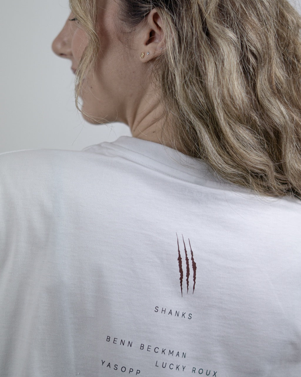 camiseta shanks one piece blanca detras