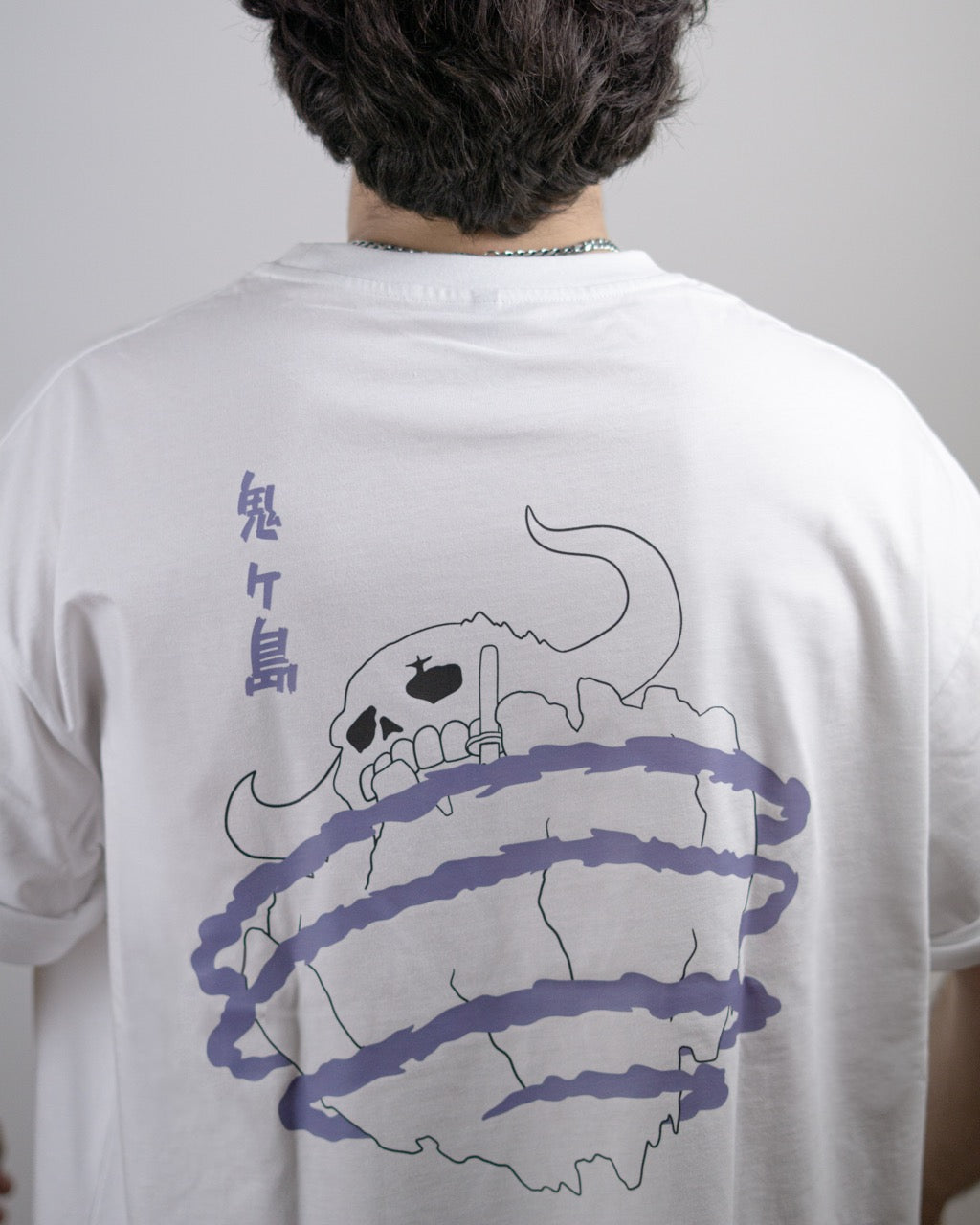 camiseta de kaido de one piece color blanca detras