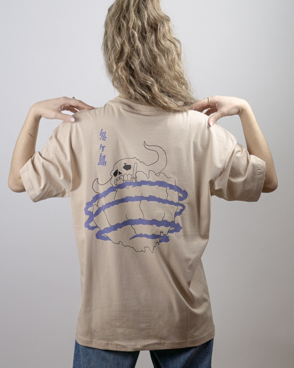 camiseta de kaido de one piece color beige detras