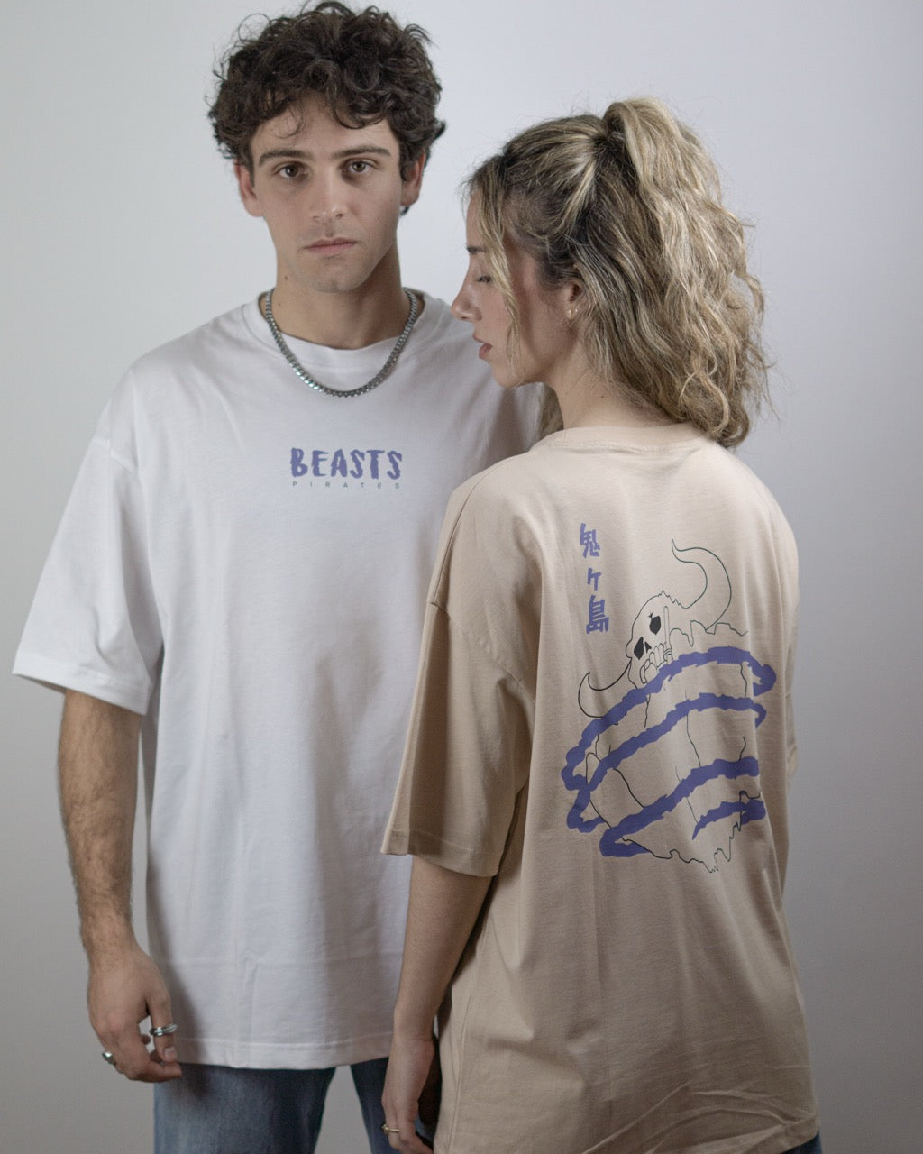 camiseta de kaido de one piece color beige y blanco