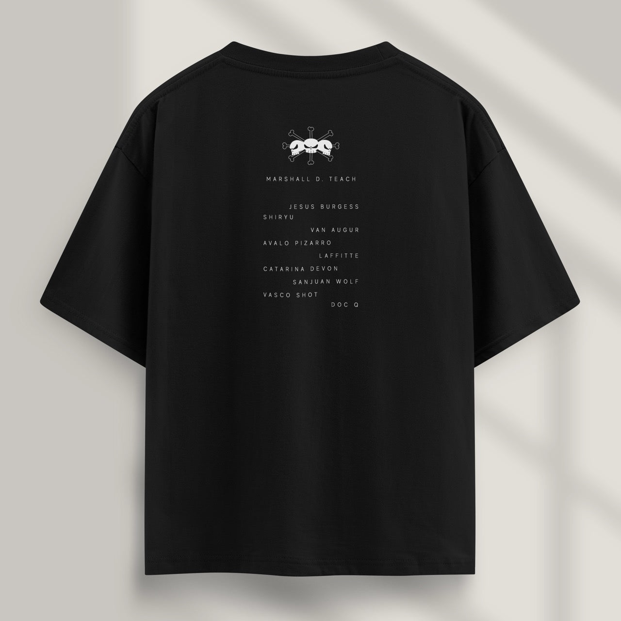 camiseta one piece blackbeard negra detras
