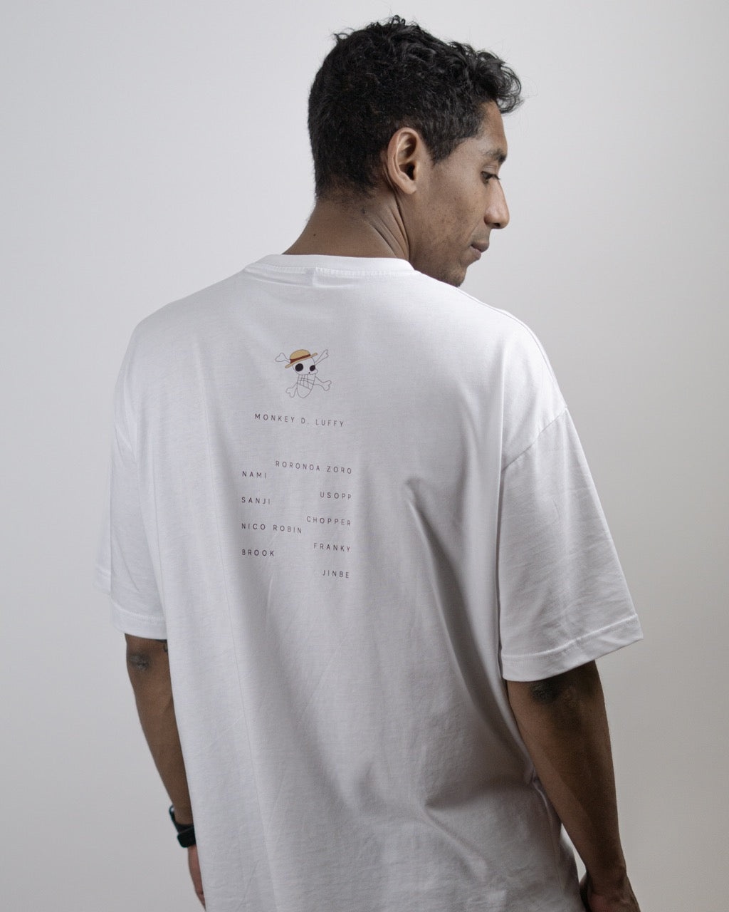 camiseta one piece mugiwara blanca detras con modelo