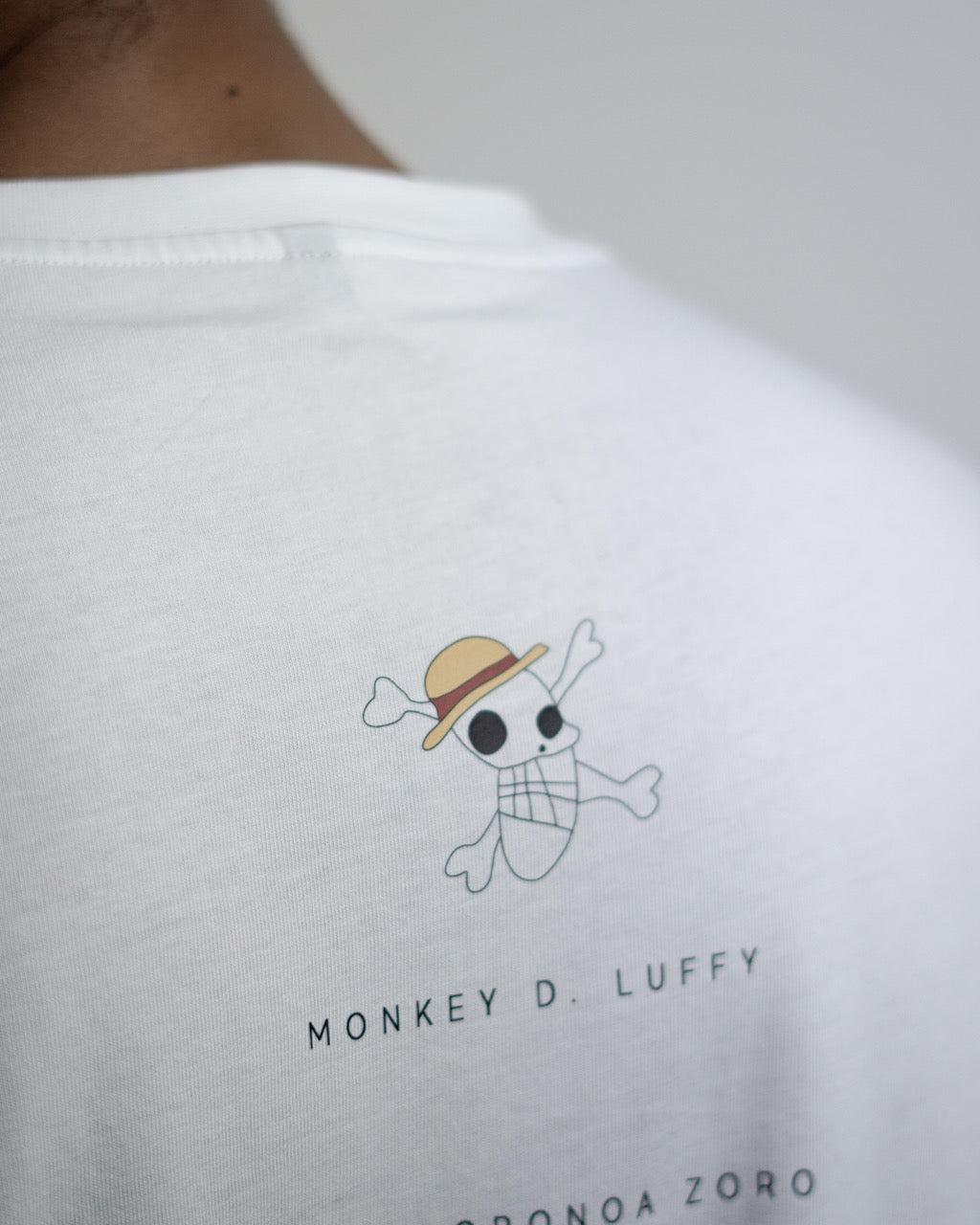 camiseta one piece mugiwara blanca detras