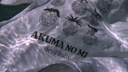 video camiseta frutas del diablo en el agua