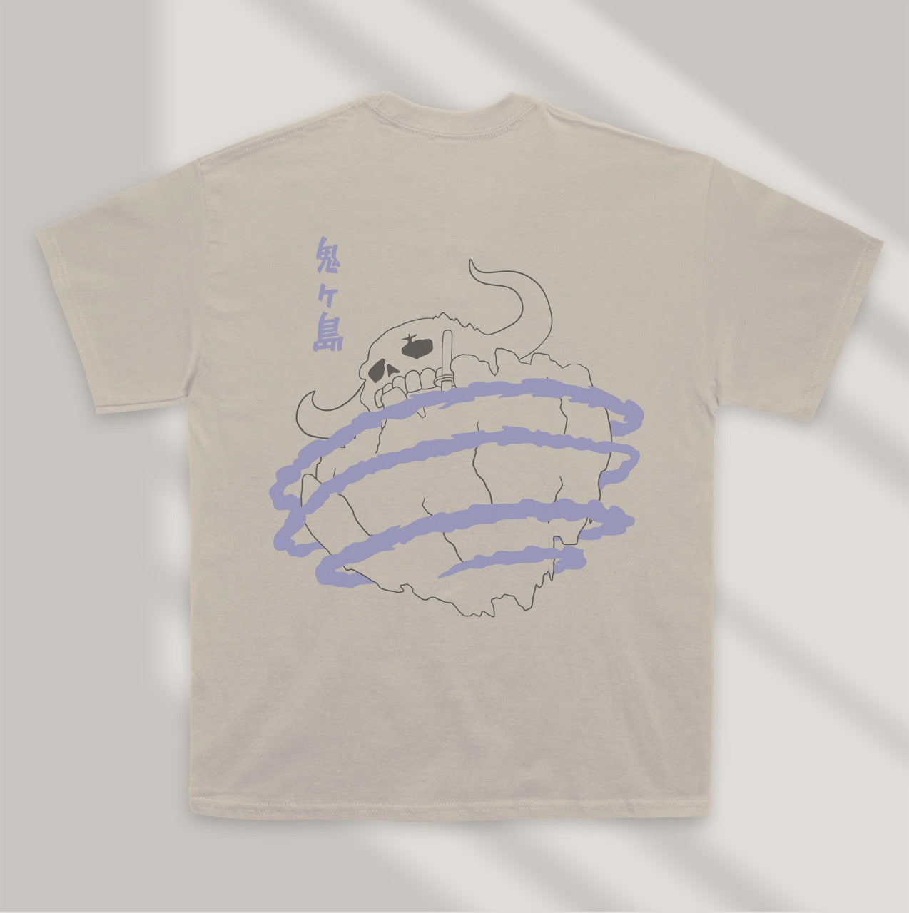 camiseta minimalista beige piratas de las bestias one piece parte trasera