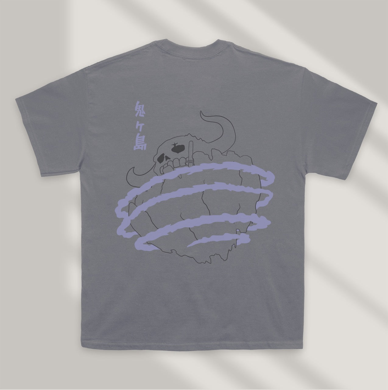 camiseta minimalista oscura piratas de las bestias one piece parte trasera