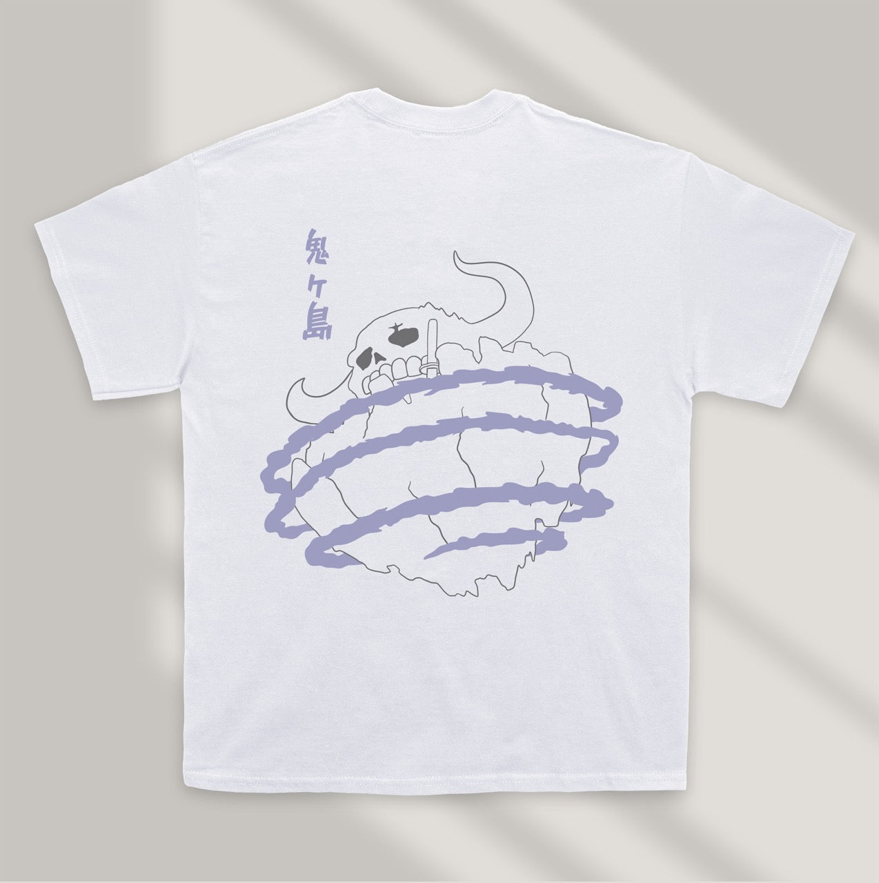 camiseta minimalista blanca piratas de las bestias one piece parte trasera