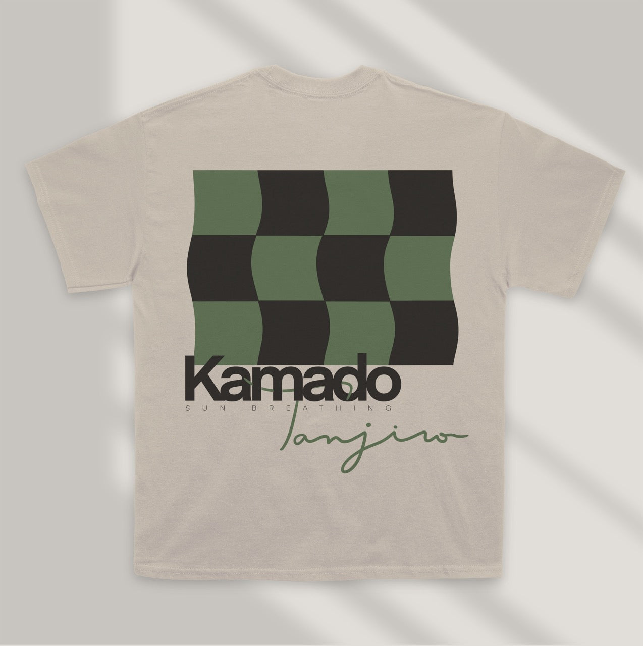 camiseta beige de tanjiro demon slayer trasera